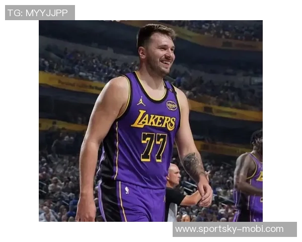 湖人半场领先独行侠东契奇表现出色艾顿状态低迷克里斯蒂贡献15分